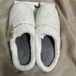 NWT Cabernet Slippers